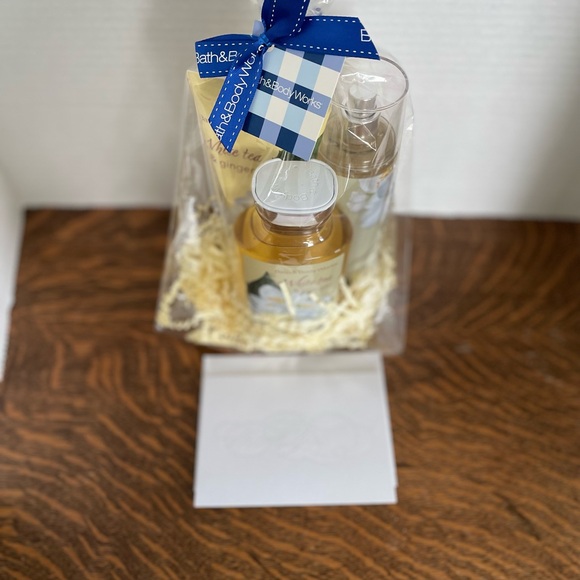 White Tea and Ginger Body Cream, Shower Gel & Mist - Picture 11 of 14